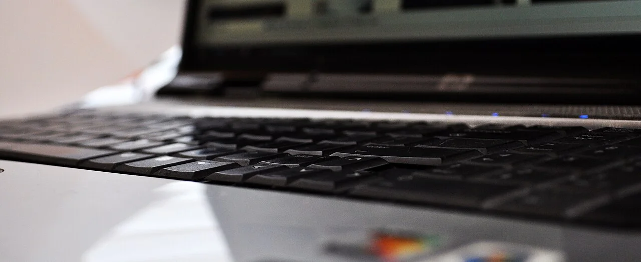 Teclado de un portátil HP, como imagen de contexto sobre los ajustes del ordenador.