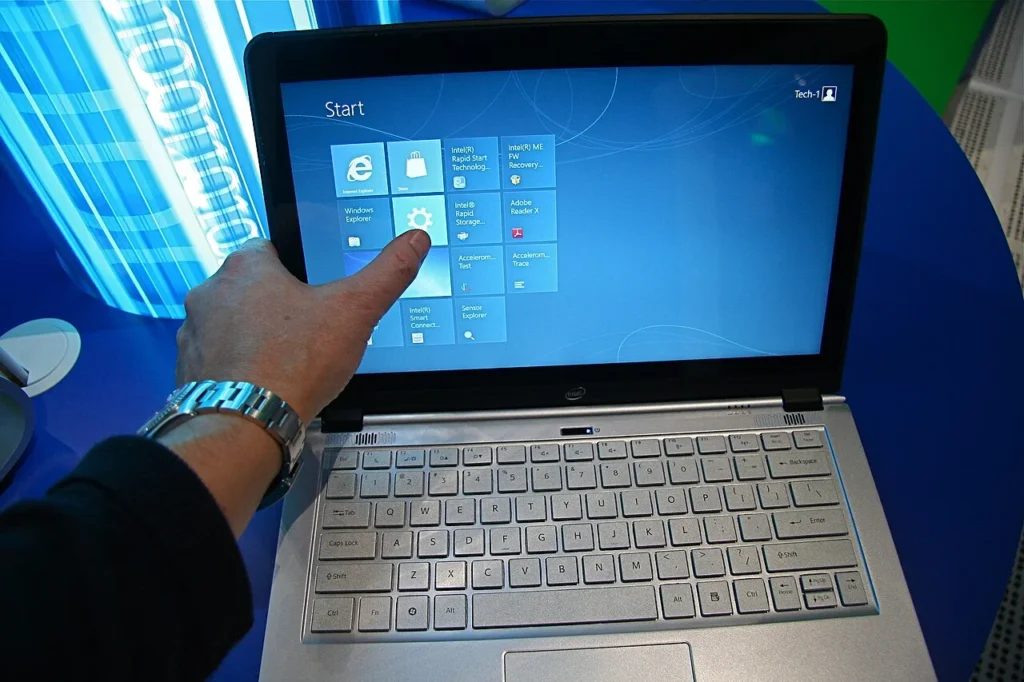 Ordenador portátil sobre una mesa.