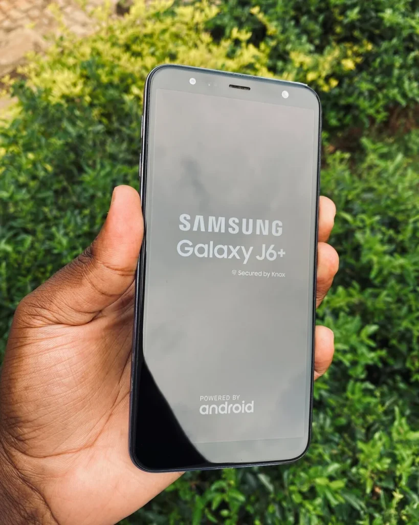 Teléfono Samsung Galaxy utilizado como contexto sobre avisos en Android.