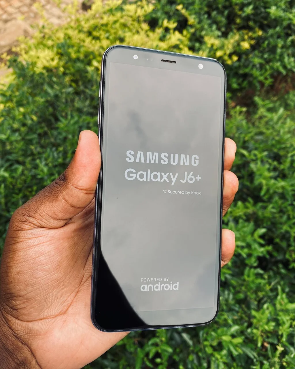 Teléfono Samsung Galaxy utilizado como contexto sobre avisos en Android.