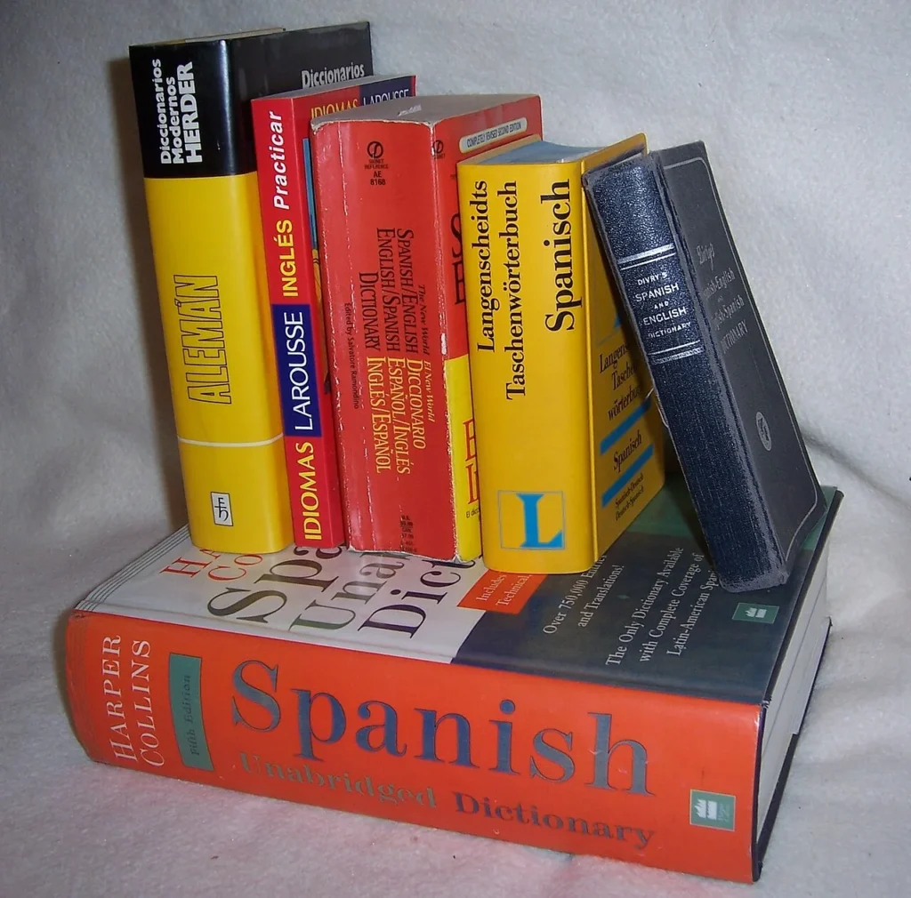 Diccionario bilingüe, como imagen de contexto sobre traducción.