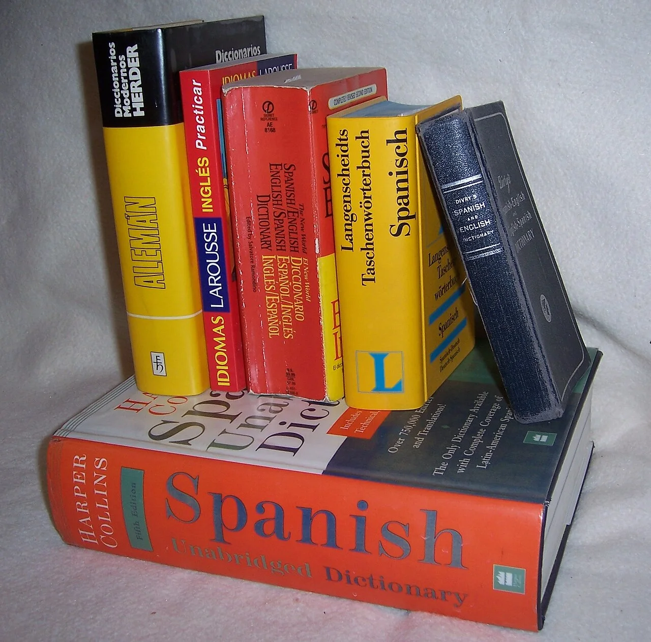 Diccionario bilingüe, como imagen de contexto sobre traducción.