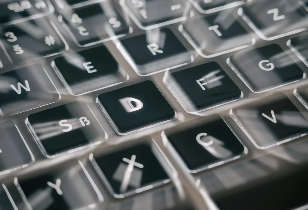 Detalle del teclado de un ordenador portátil.