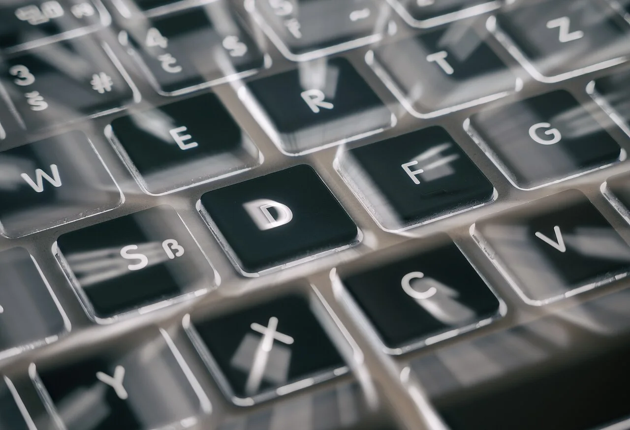 Detalle del teclado de un ordenador portátil.