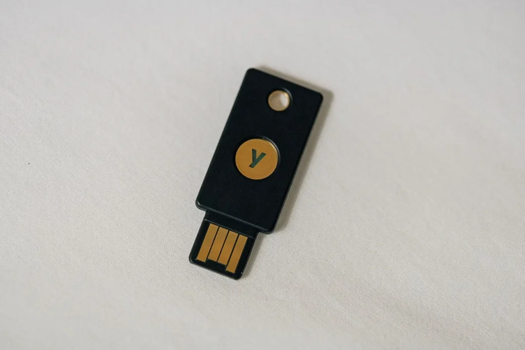 Llave física de seguridad para autenticar el acceso a una cuenta.
