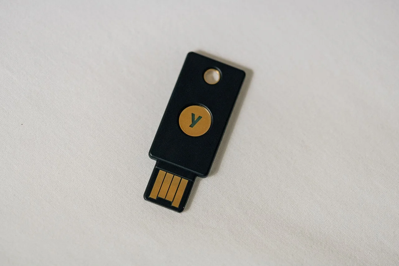Llave física de seguridad para autenticar el acceso a una cuenta.