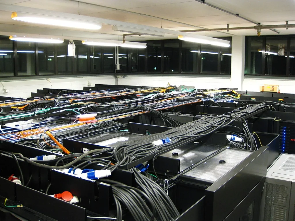 Equipos informáticos en una sala de servidores.