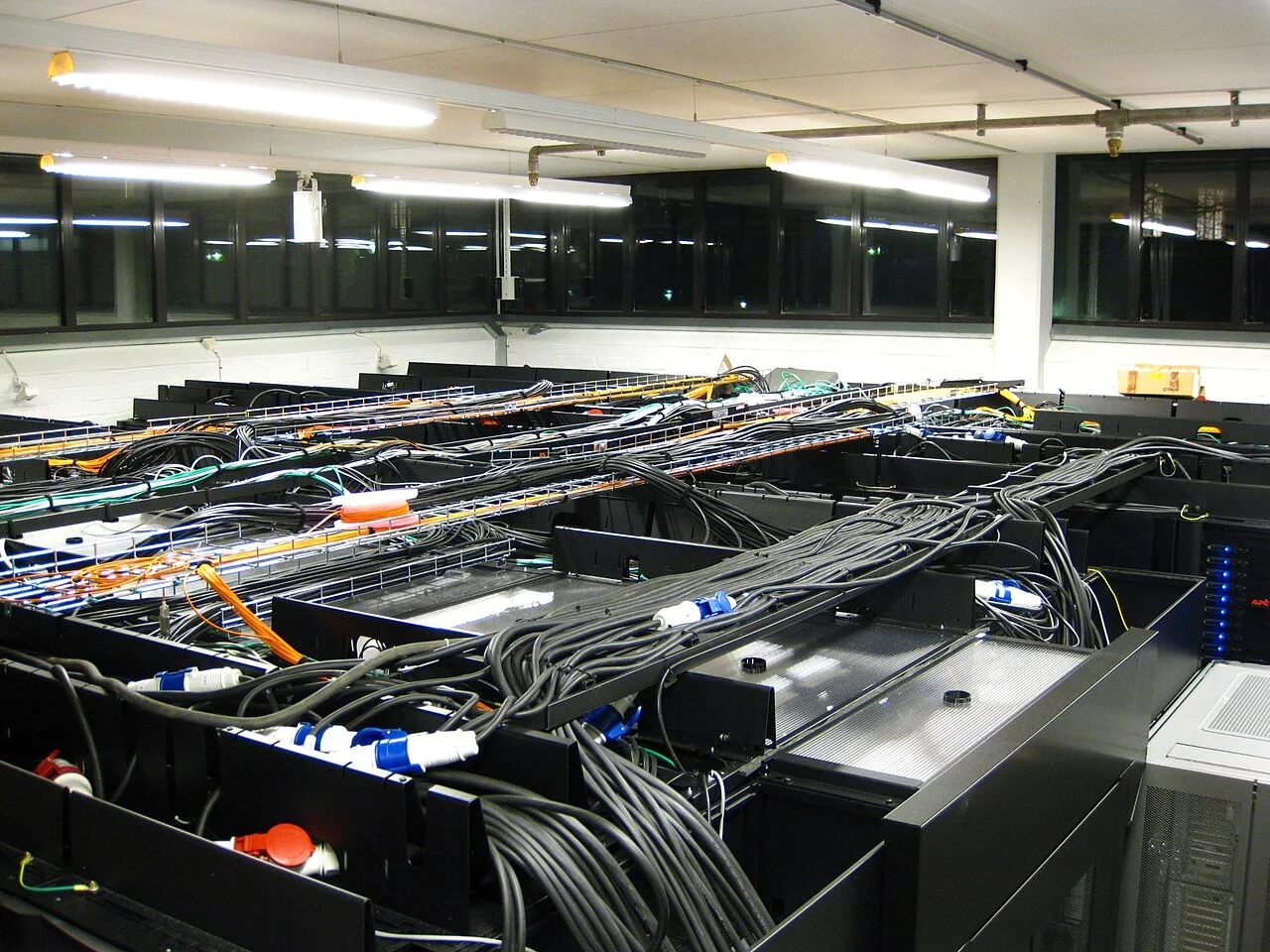 Equipos informáticos en una sala de servidores.