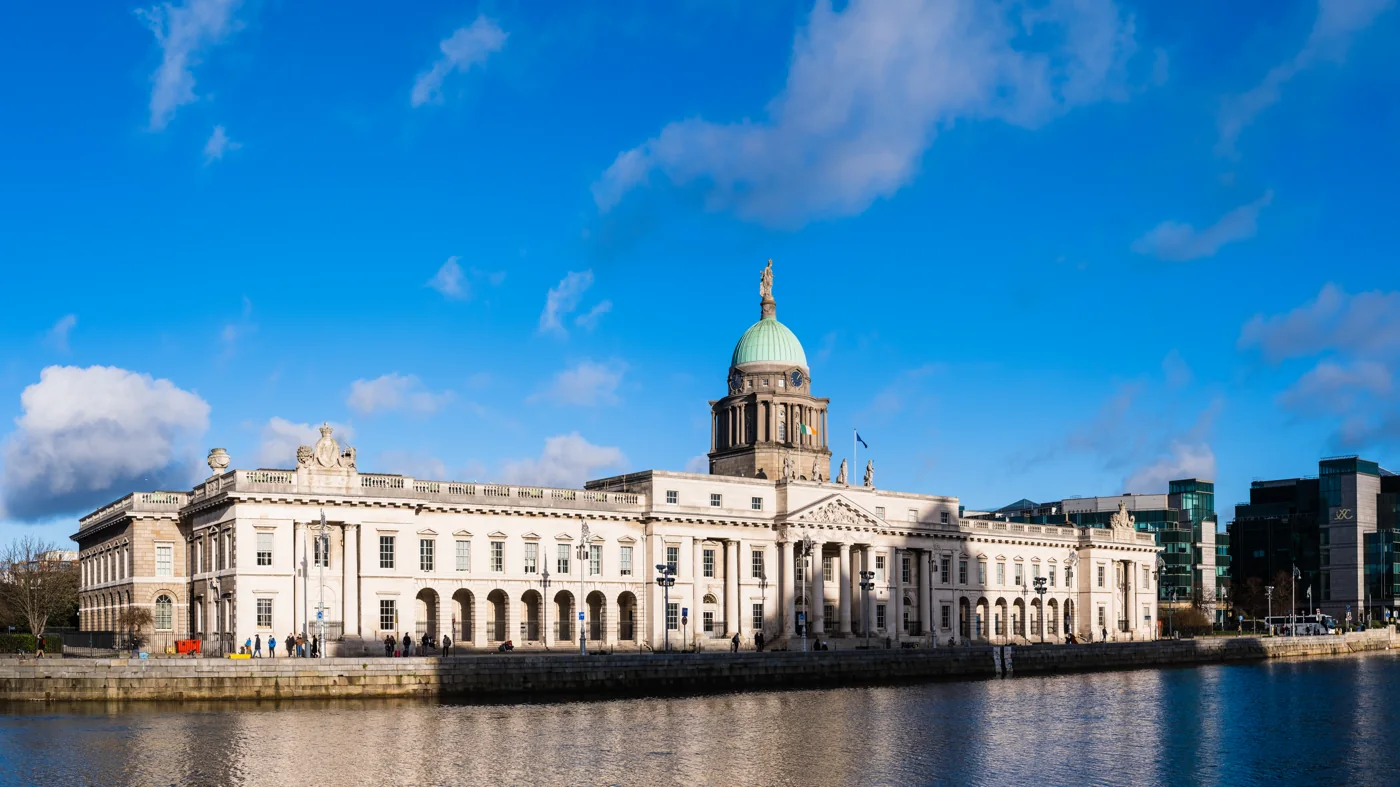 El edificio Custom House de Dublín junto al río Liffey