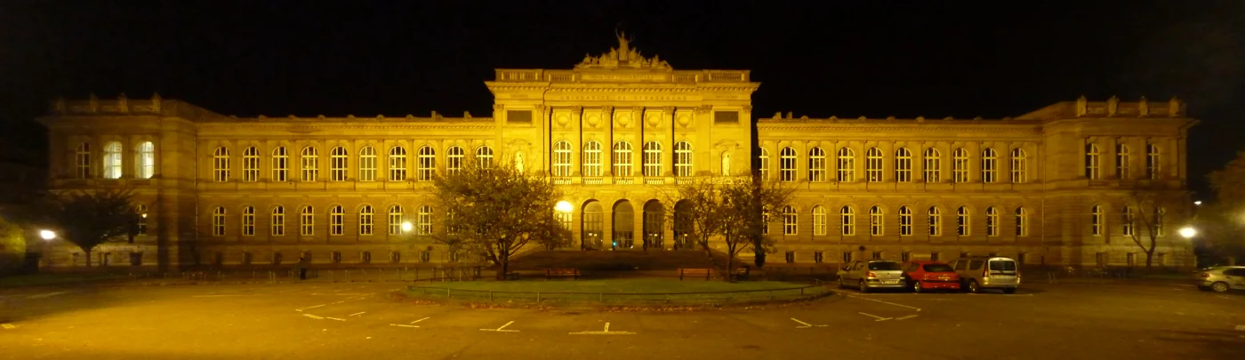 Fachada iluminada del Palais universitaire de Estrasburgo por la noche