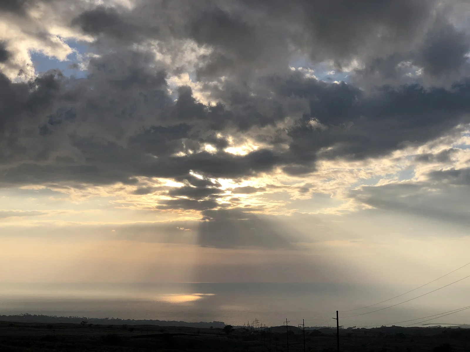 El océano Pacífico frente a la isla de Hawái al atardecer.