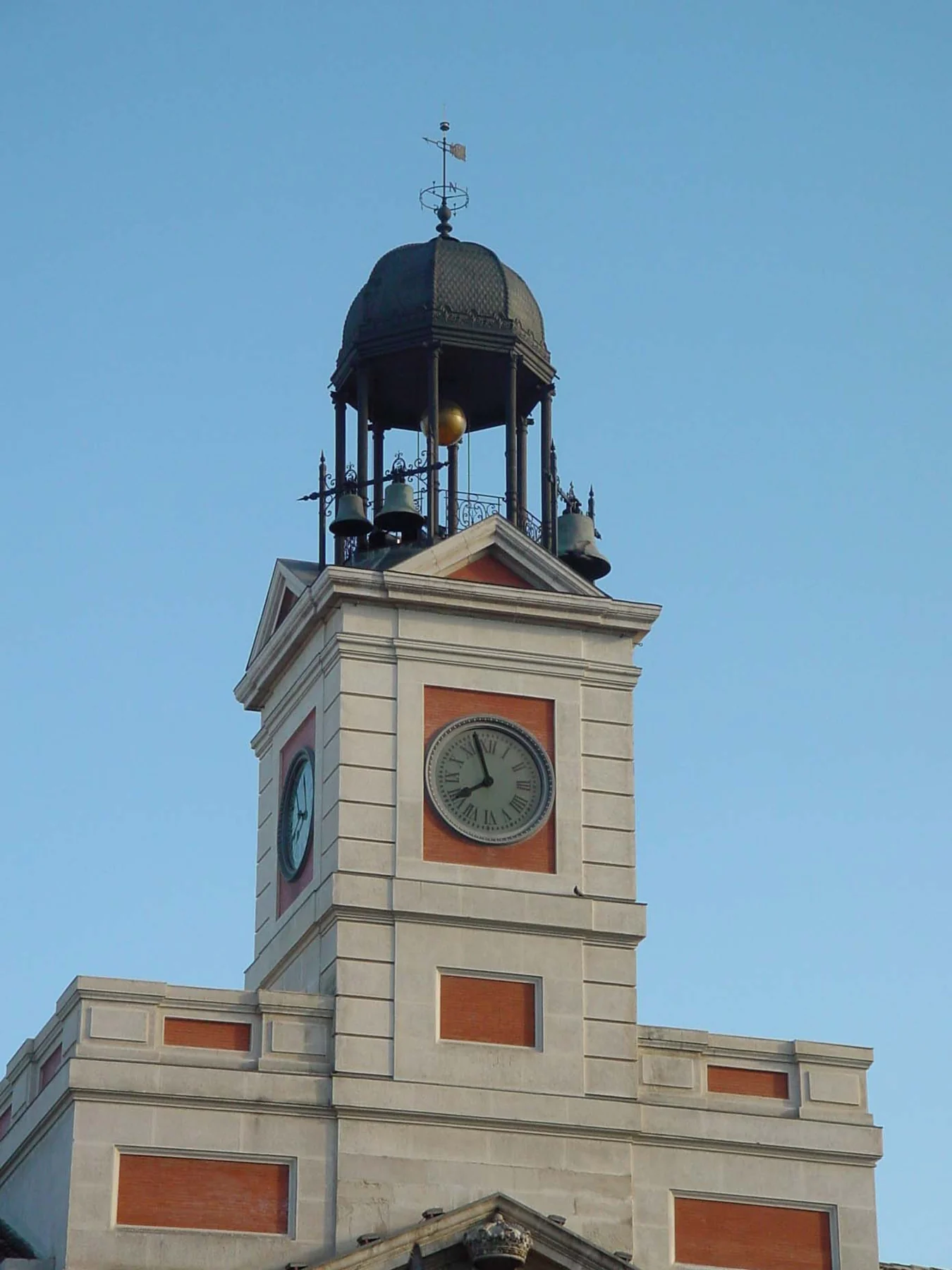 Reloj de la fachada de la Real Casa de Correos de Madrid.