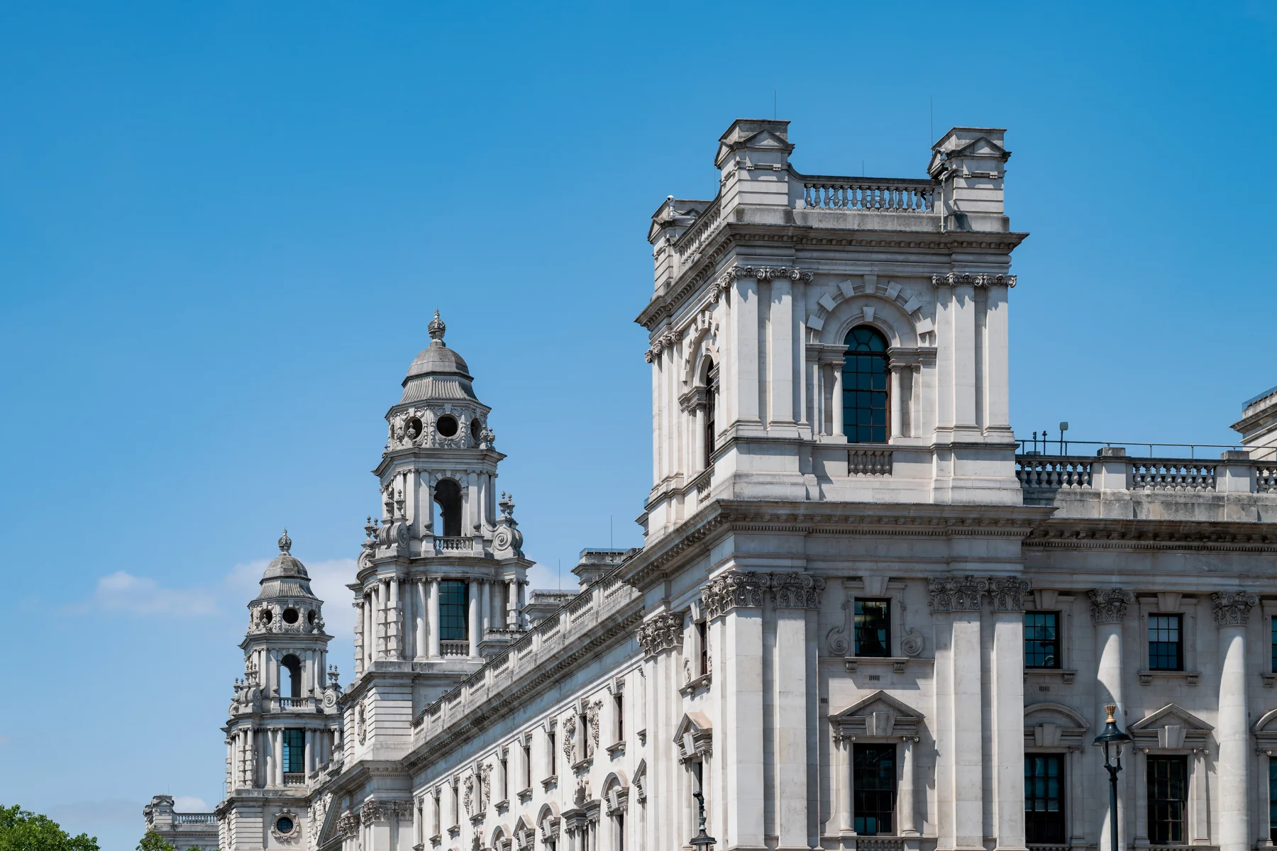 Fachada del edificio del Tesoro británico en Whitehall, Londres.