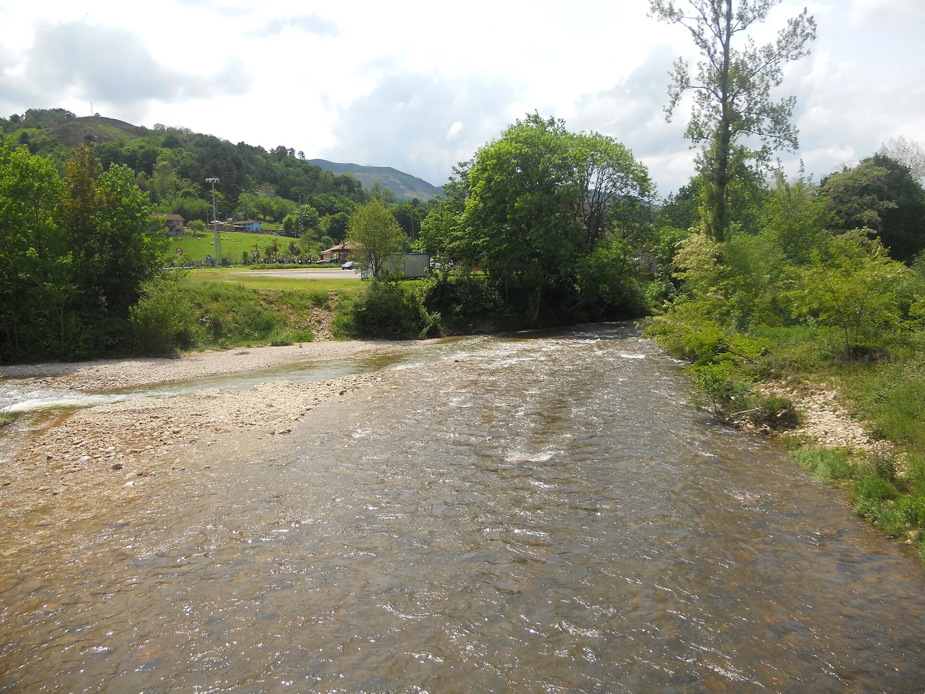 Desembocadura del río Covadonga en el río Güeña en Asturias.
