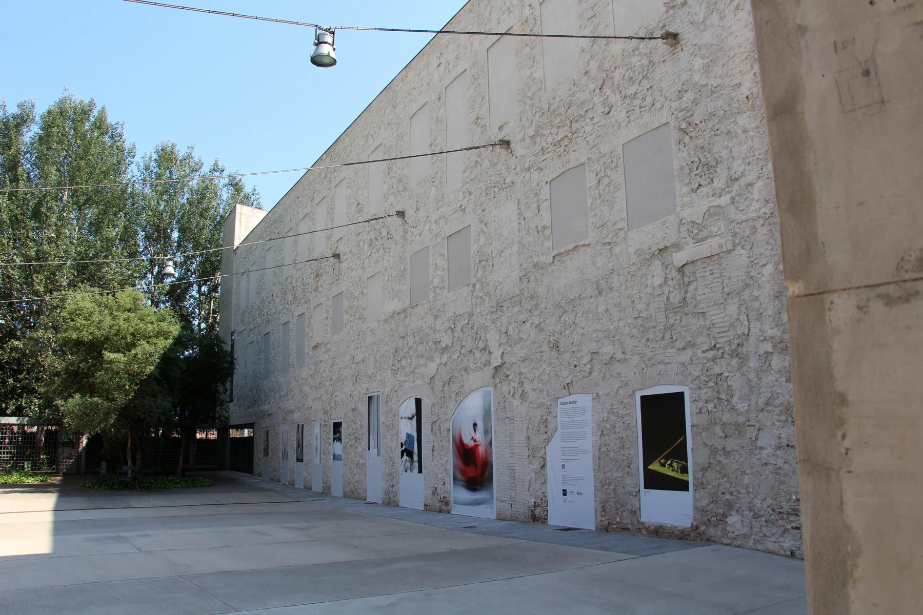 Exterior del museo Can Framis en Barcelona, con su plaza y fachada.
