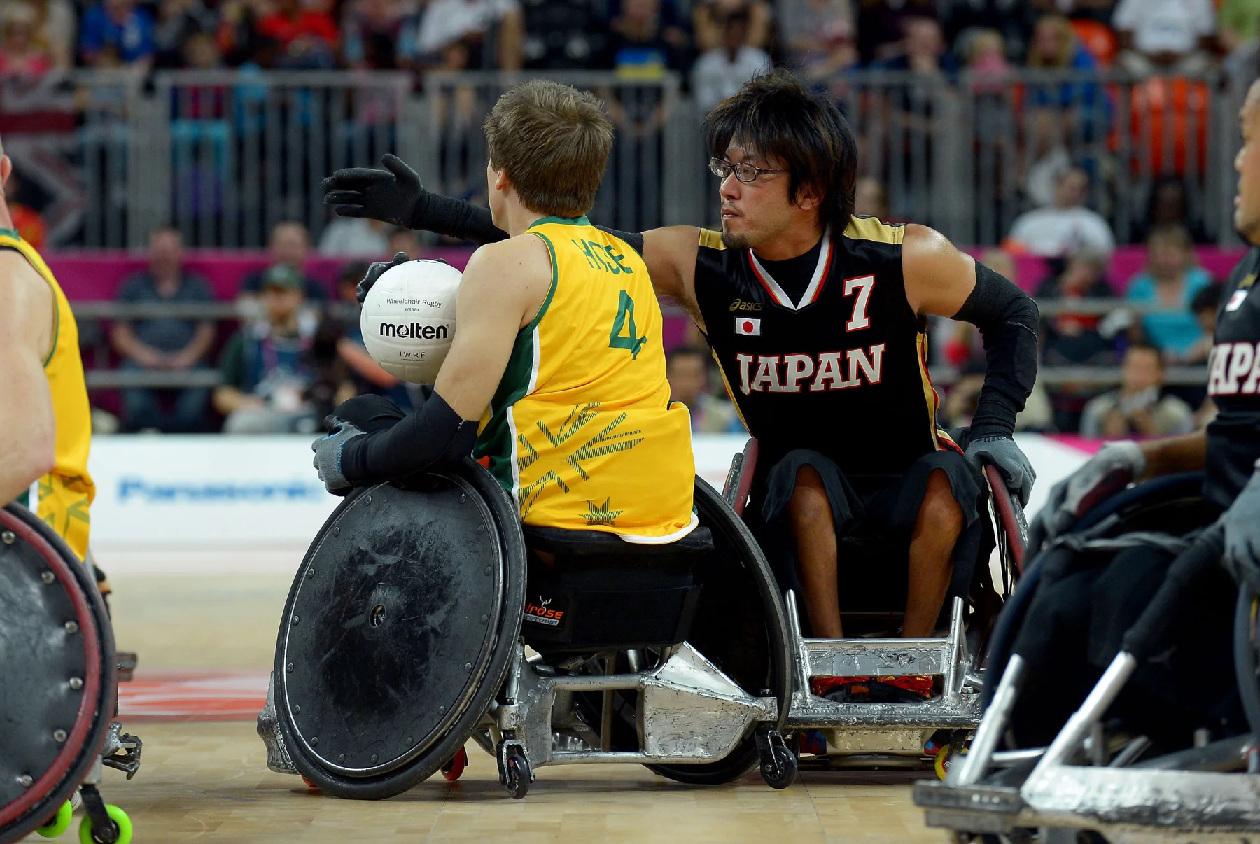 Josh Hose y Daisuke Ikezaki disputan una jugada de rugby en silla en Londres 2012.