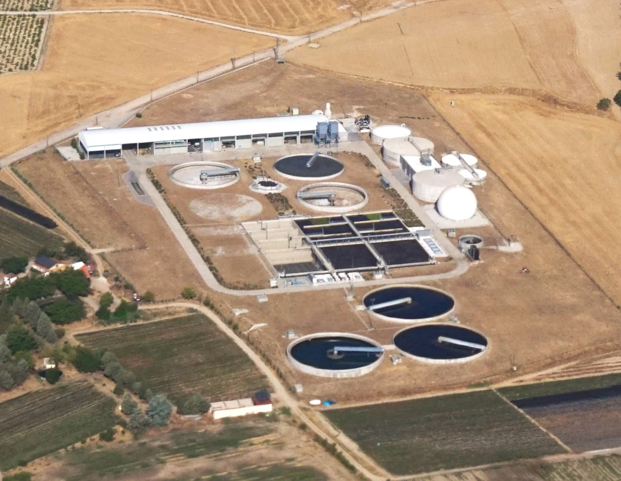 Vista aérea de una planta de tratamiento de agua en Madrid