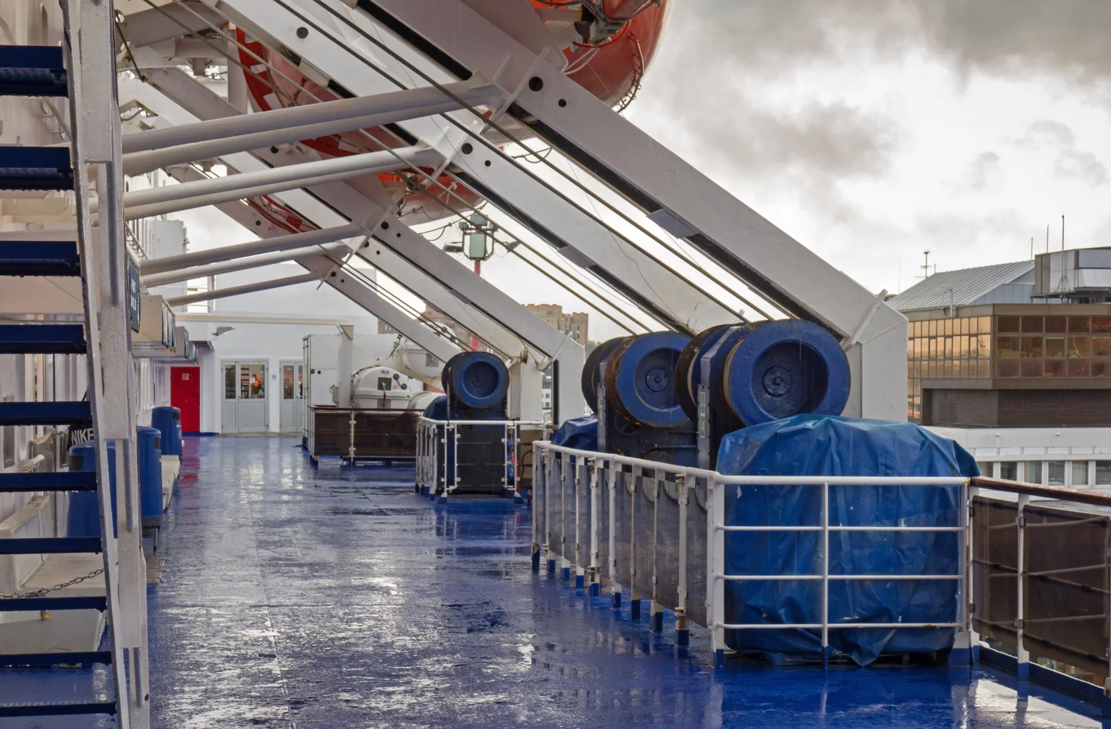 Equipos de salvamento en la cubierta del ferry Stena Danica