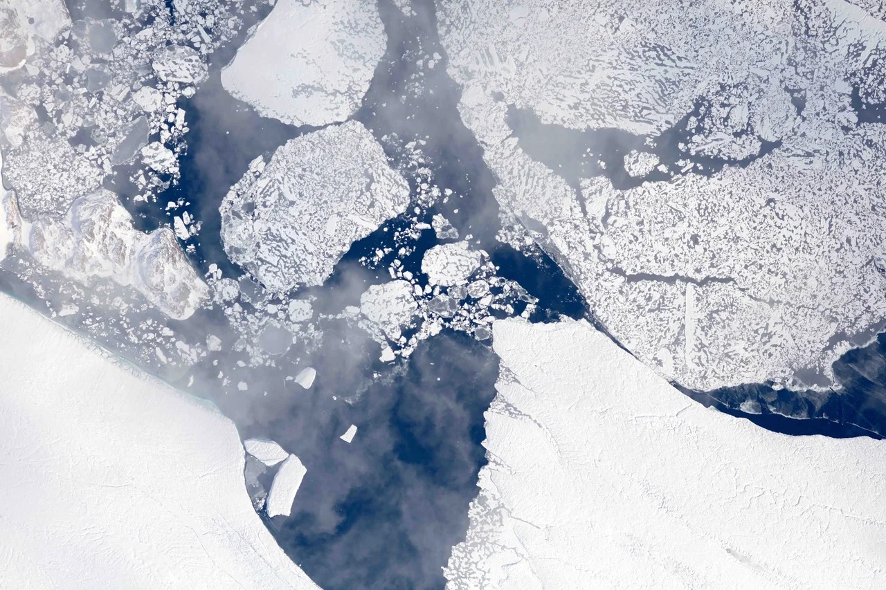 Vista aérea de hielo fragmentado junto al glaciar Zachariæ Isstrøm en Groenlandia.