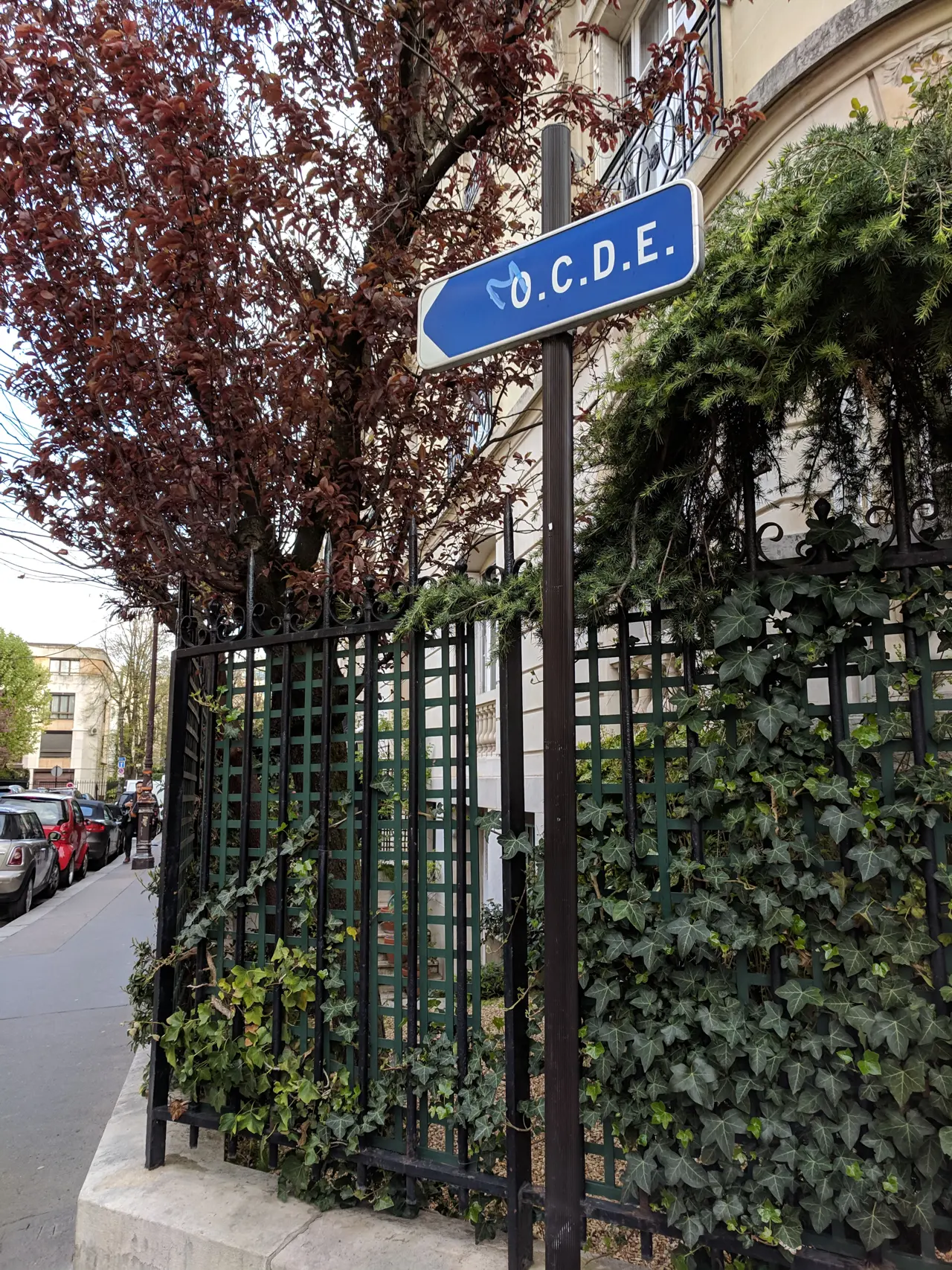 Señal en París que indica la dirección de la sede de la OCDE