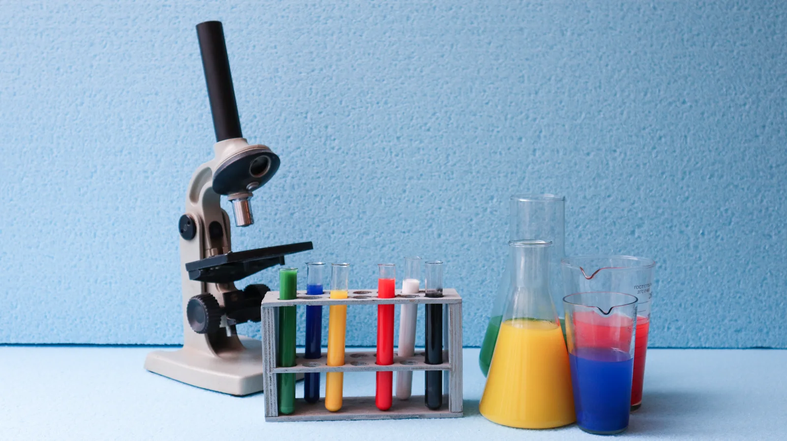 Microscopio, tubos y recipientes de laboratorio