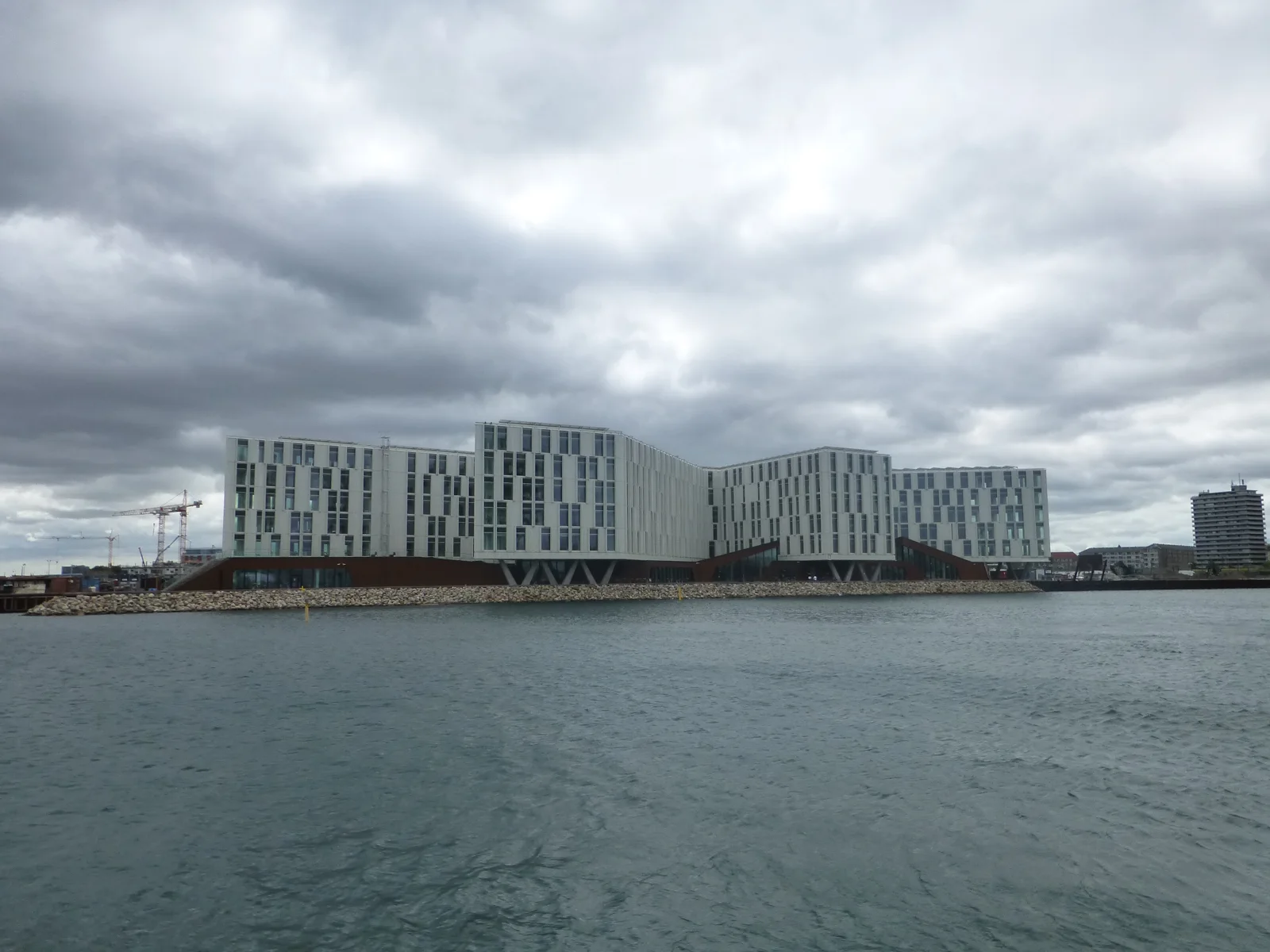 Edificio UN City en Copenhague visto desde el agua