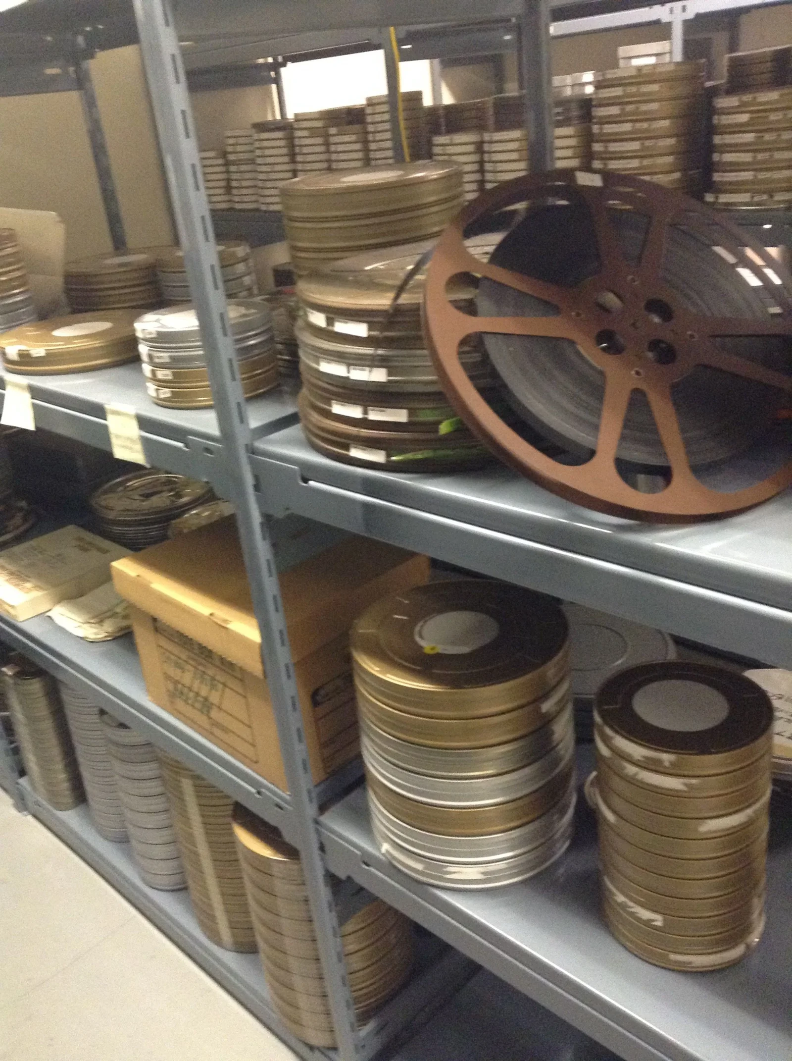 Bobinas de película almacenadas en un archivo
