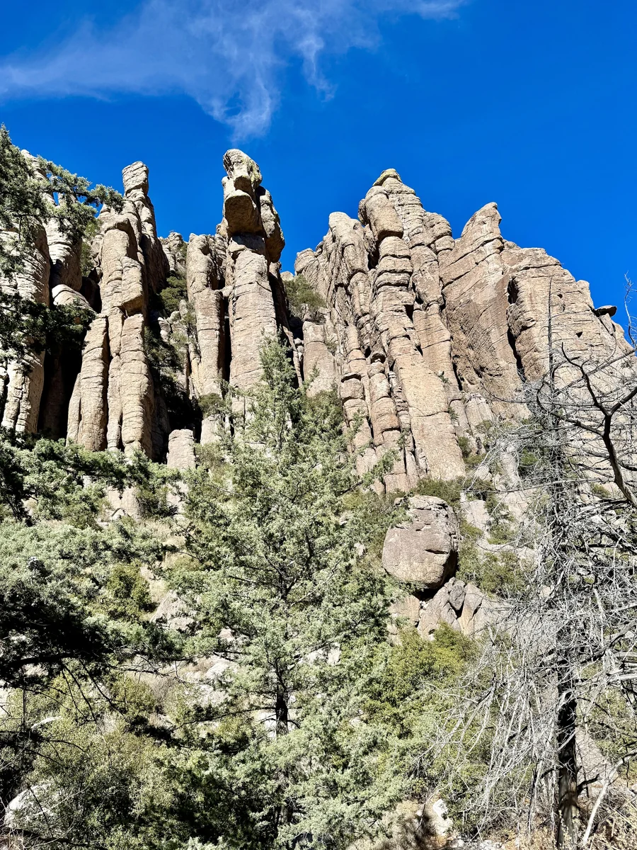 Columnas rocosas de Chiricahua vistas desde Bonita Canyon Drive en 2023