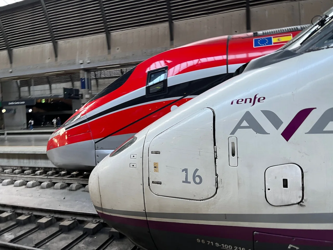 Trenes de Renfe e Iryo estacionados en Sevilla-Santa Justa en 2023