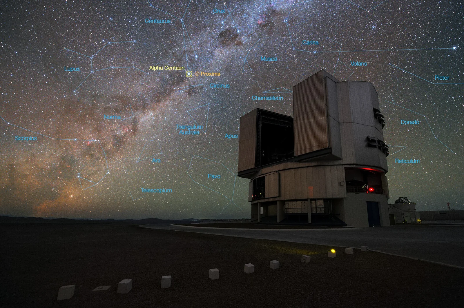 El Very Large Telescope bajo un cielo donde está señalado Alfa Centauri.