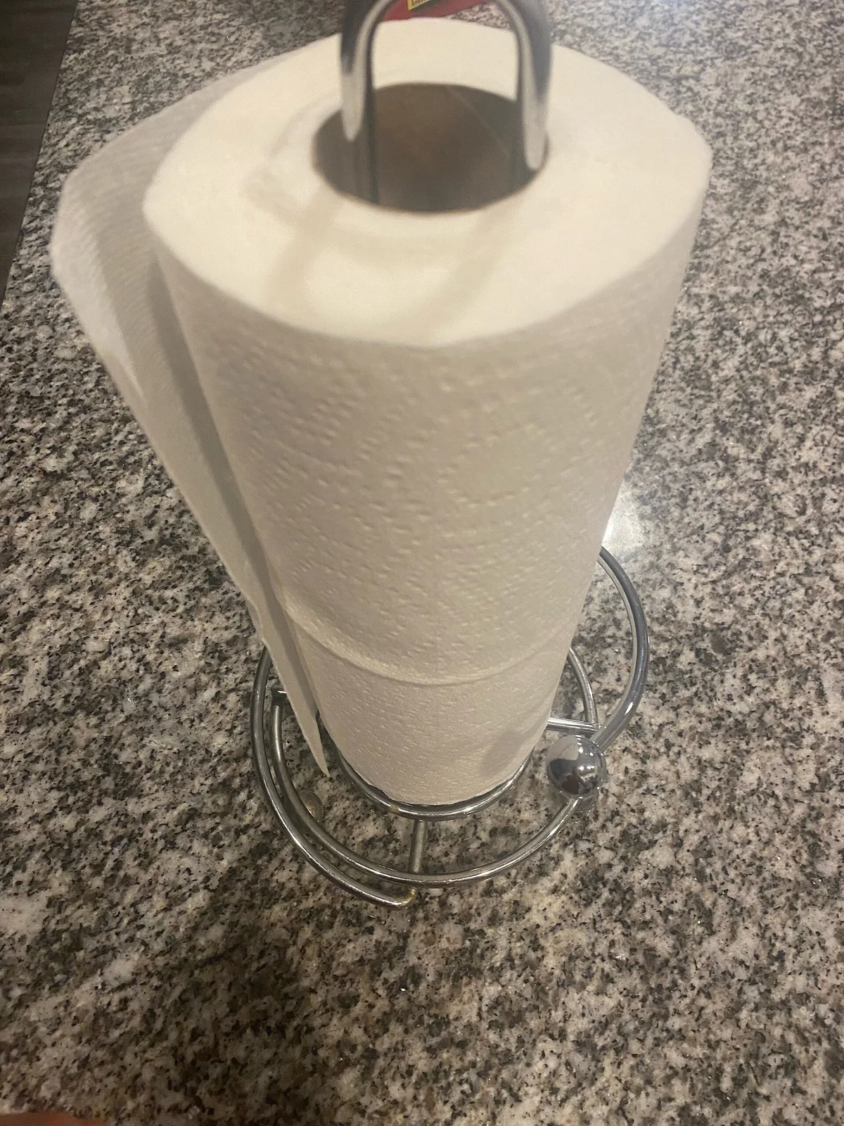 Un rollo de papel de cocina en su soporte.