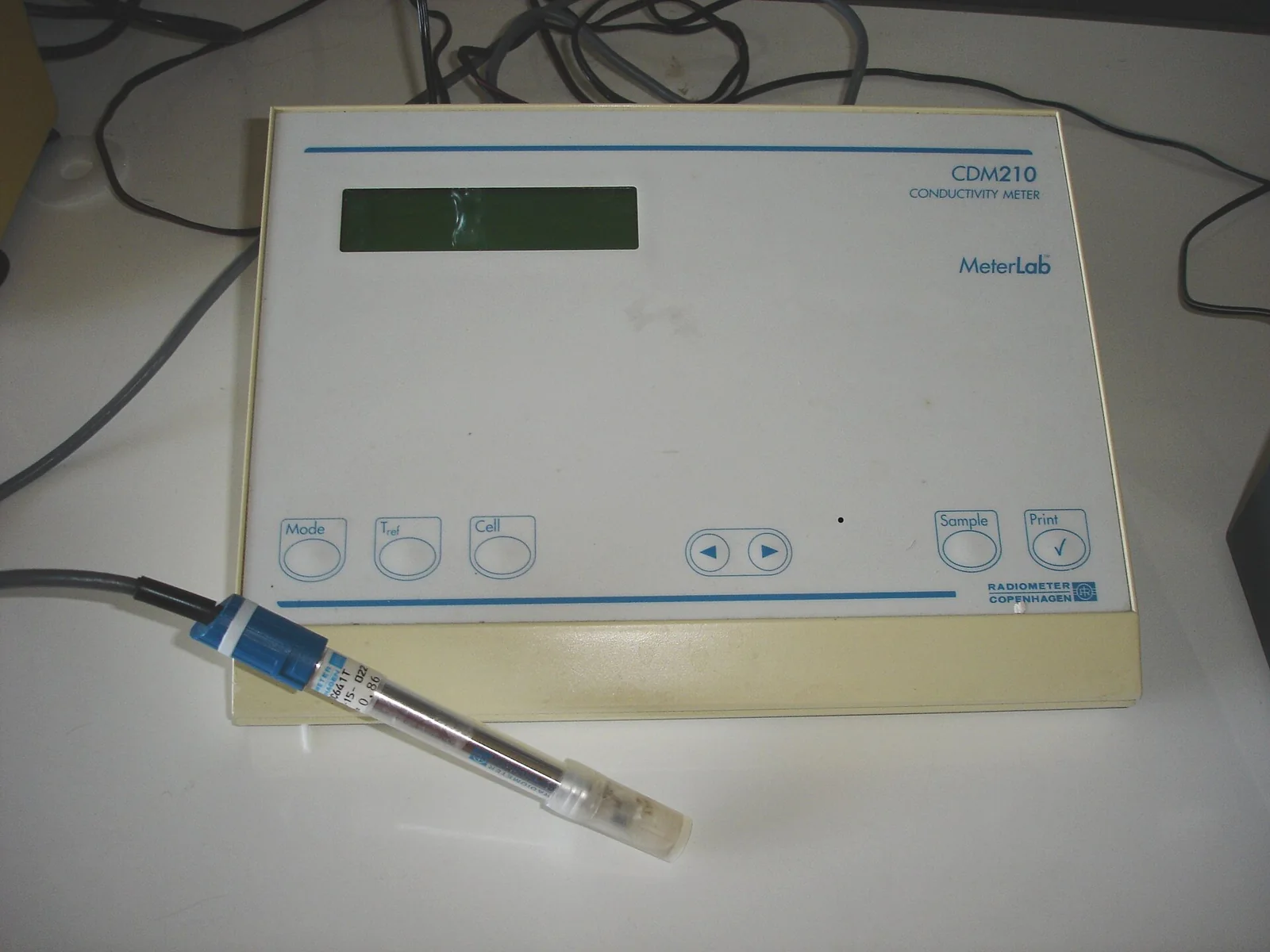 Un conductímetro de laboratorio conectado a su sonda.