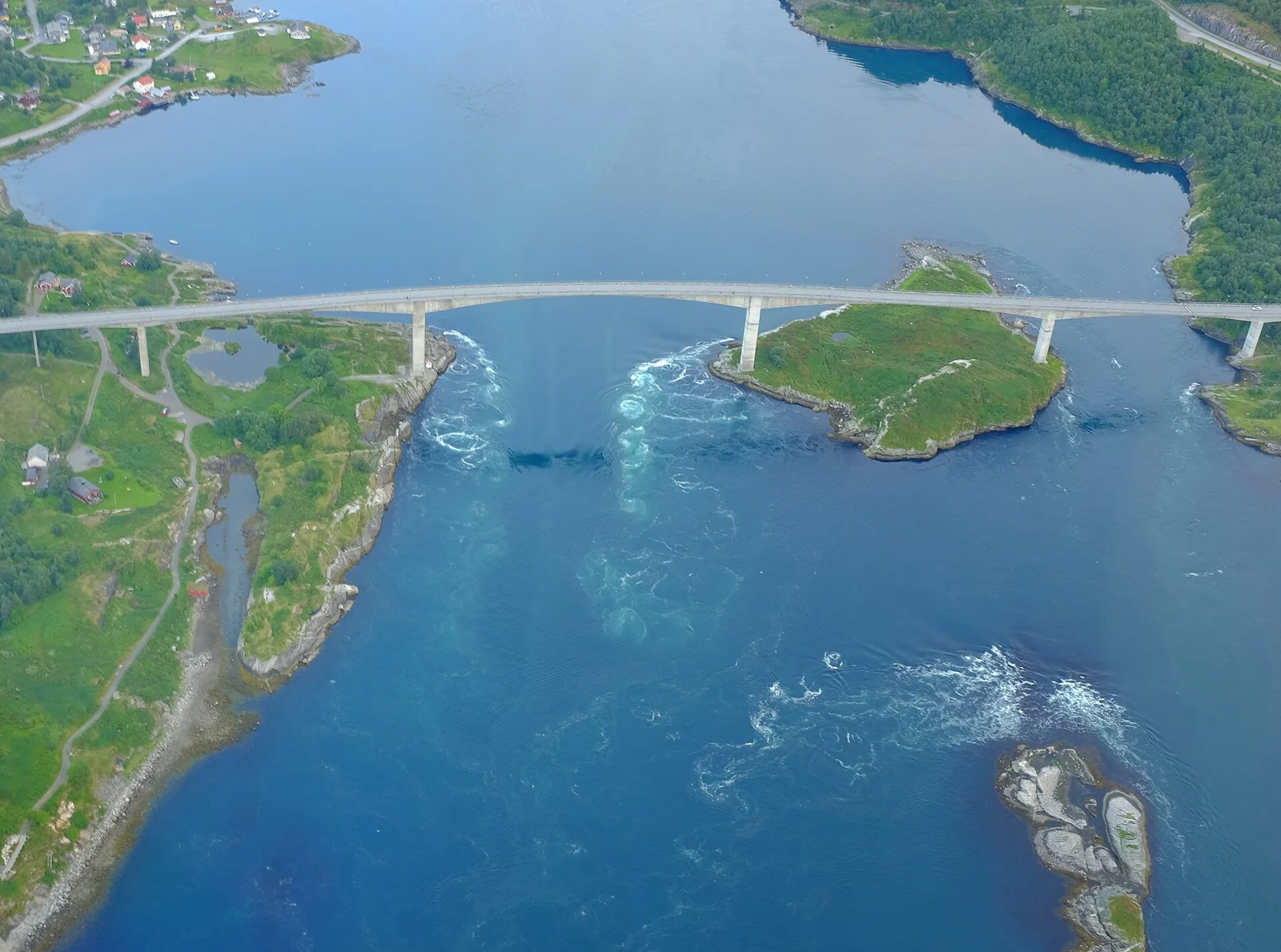 Remolinos y corrientes de Saltstraumen vistos desde el aire.