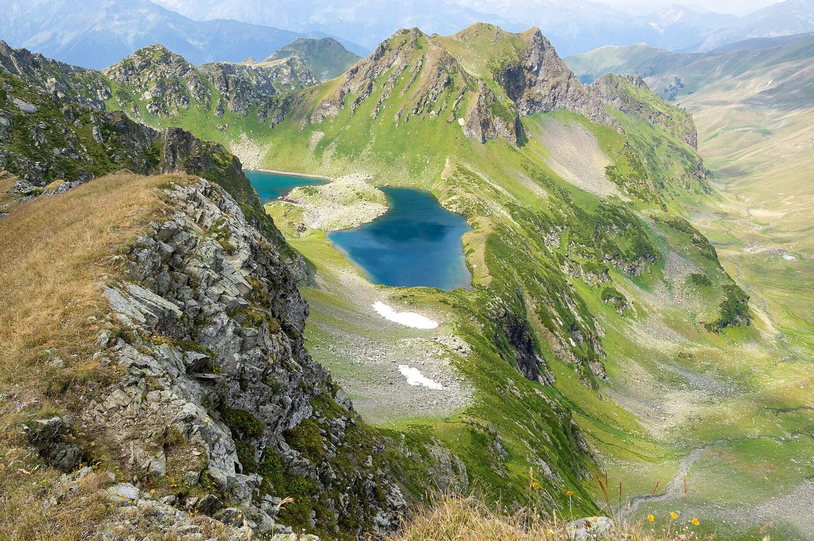 Lagos y laderas de montaña en el valle de Zagedan, en el Cáucaso.