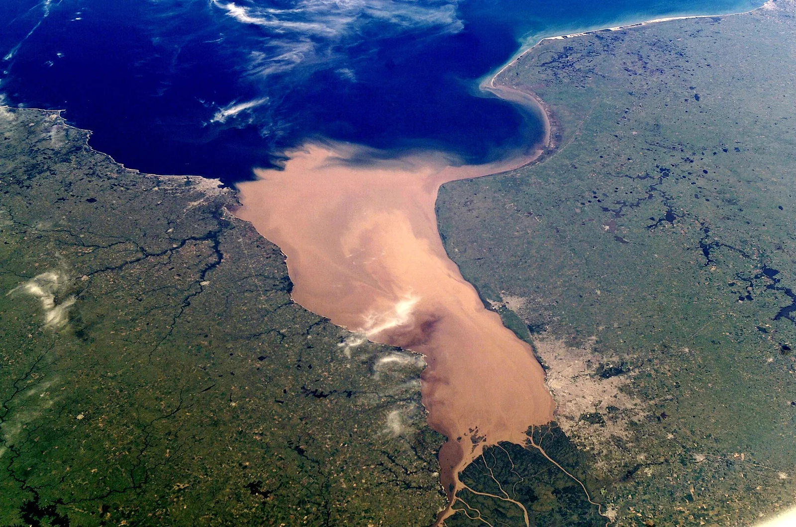 El estuario del Río de la Plata en una fotografía tomada desde el espacio.