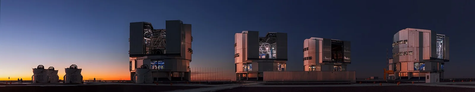 Telescopios del observatorio de Paranal al atardecer.