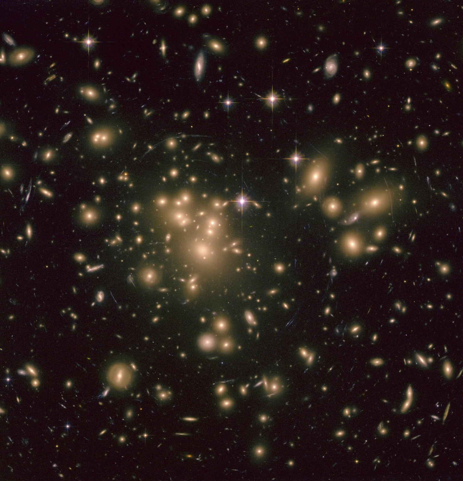 Galaxias y arcos luminosos en el cúmulo Abell 1689 observado por Hubble.