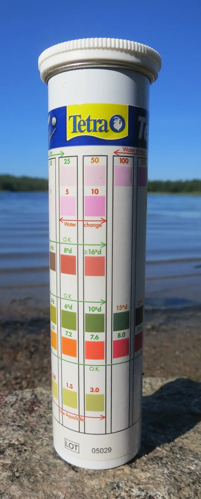 Envase de tiras de análisis de agua con una escala de colores impresa.