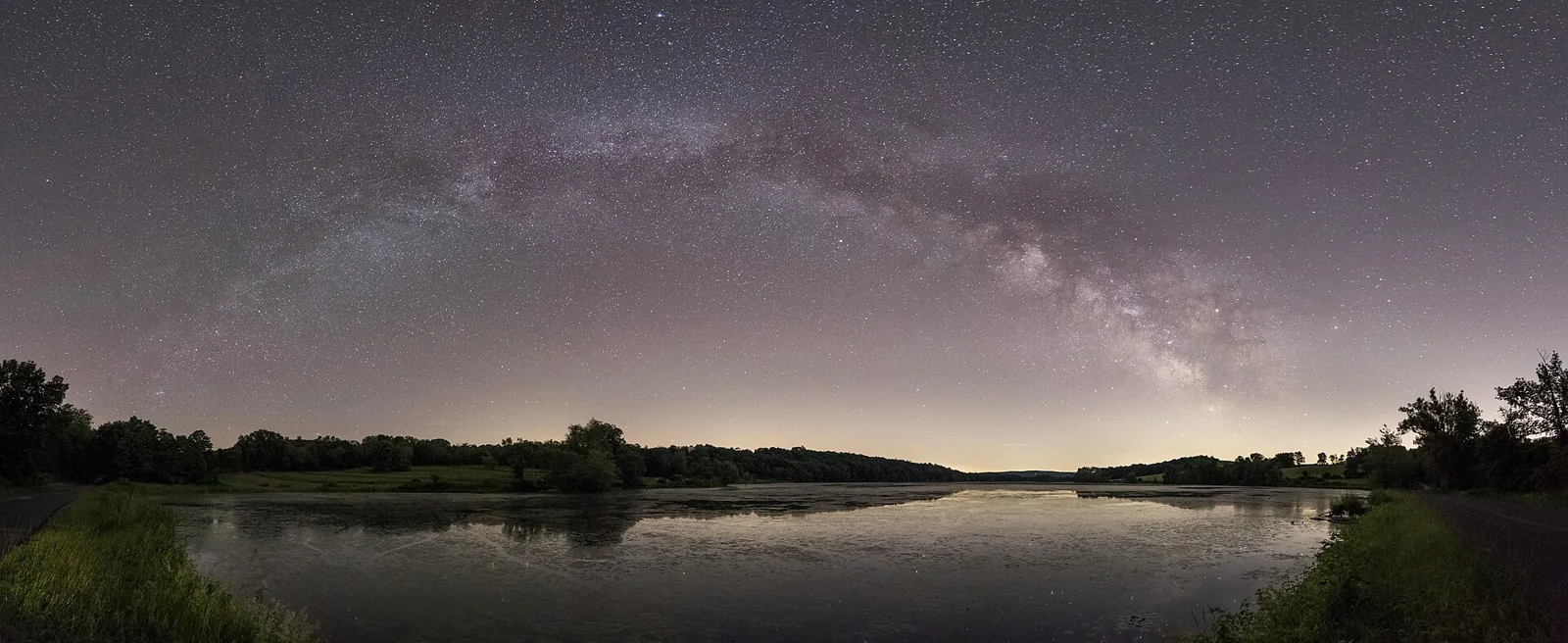 La banda de la Vía Láctea sobre el lago Bontecou durante la noche.