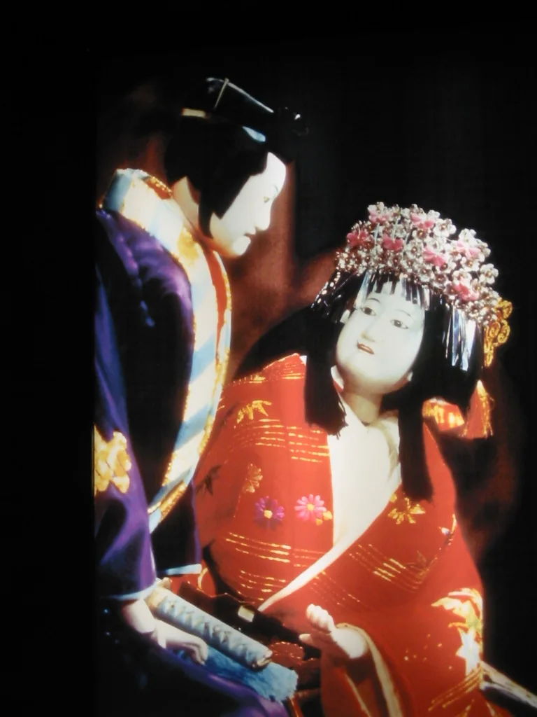 Marioneta e intérpretes de una representación de bunraku.