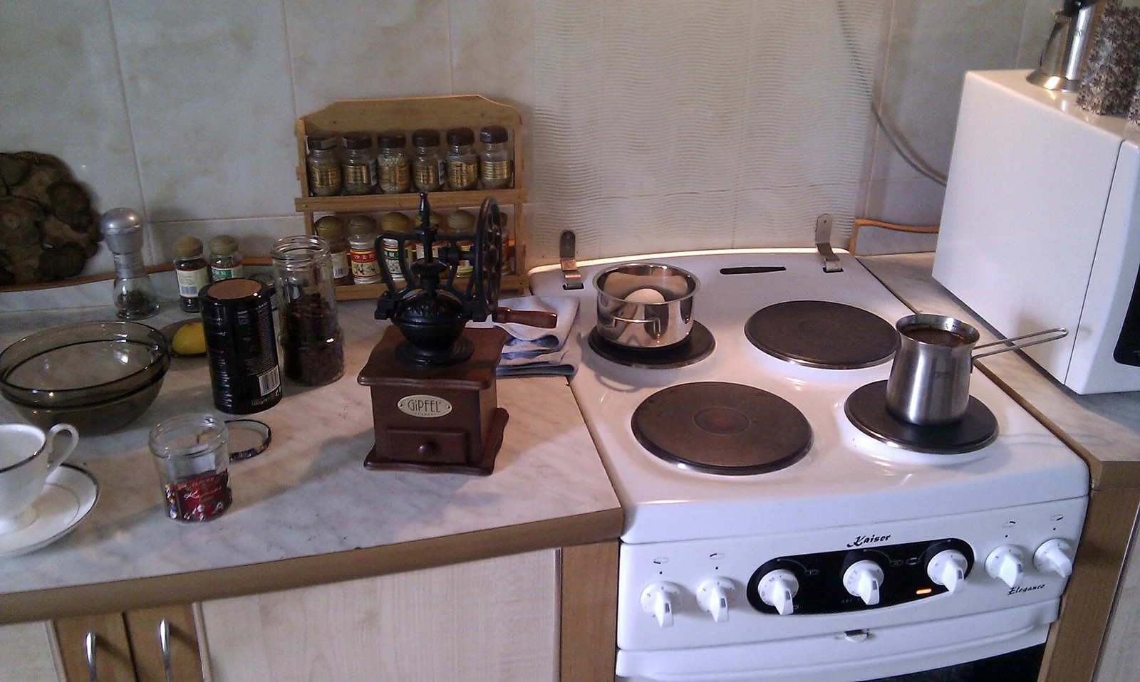 Utensilios y preparación de café turco en una cocina.