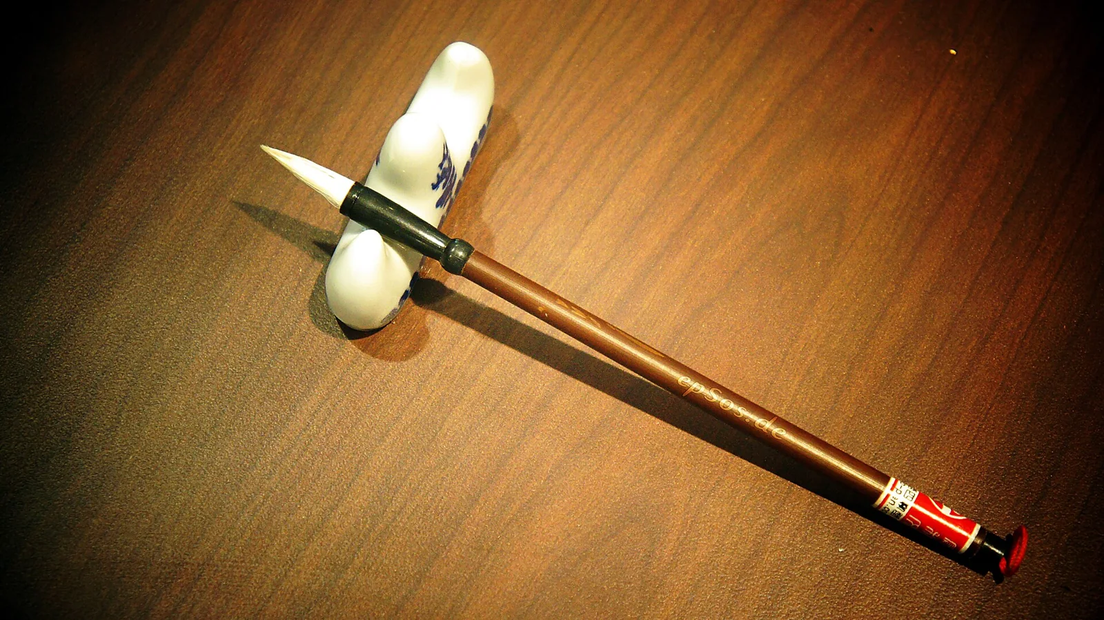 Pincel para caligrafía china sobre su soporte.