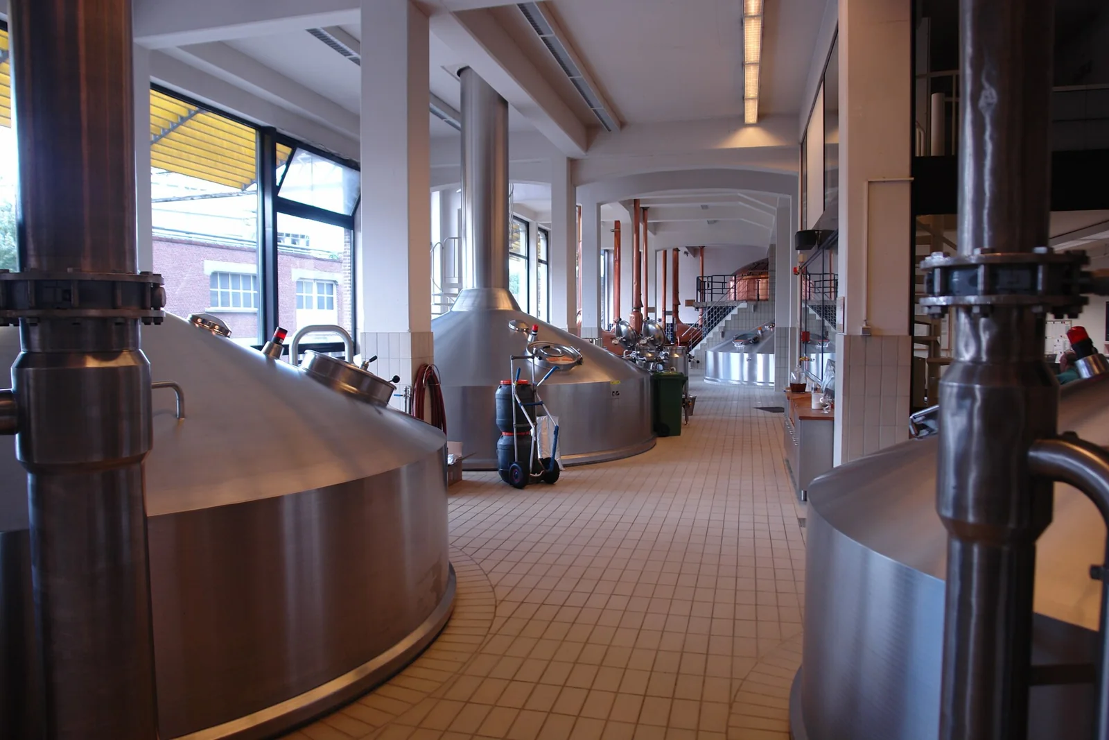 Interior de las instalaciones de una cervecería.