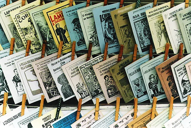 Folletos de literatura de cordel expuestos para su venta.