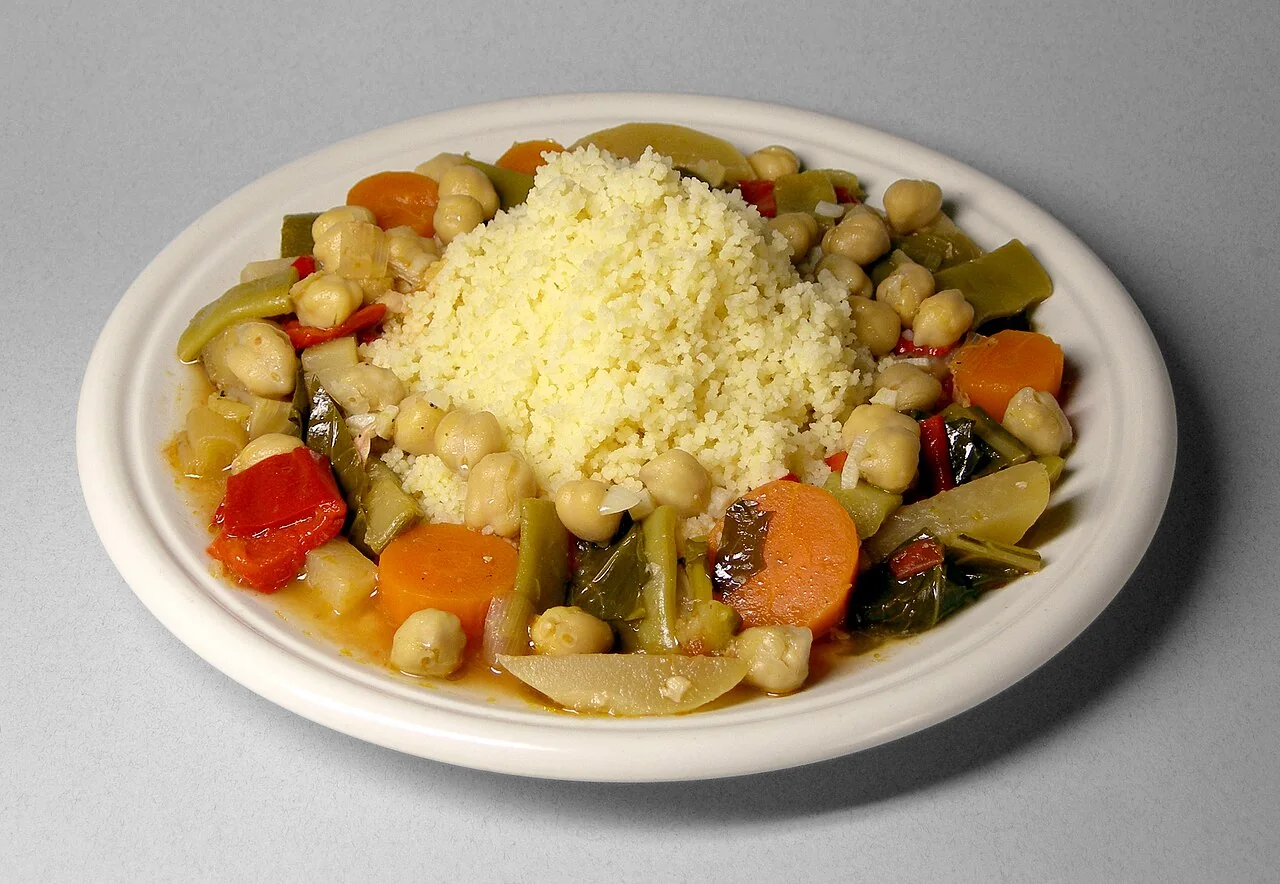 Plato de cuscús con verduras y garbanzos.