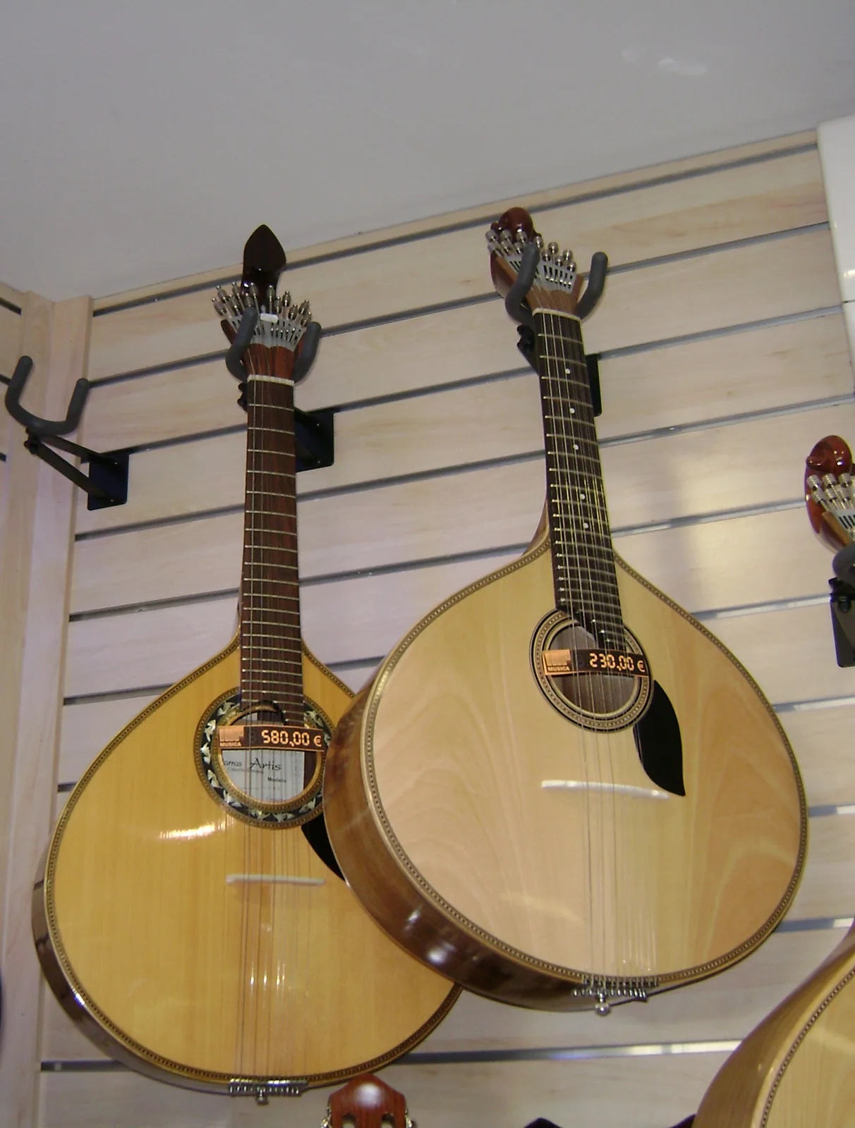 Dos guitarras portuguesas de modelos diferentes.