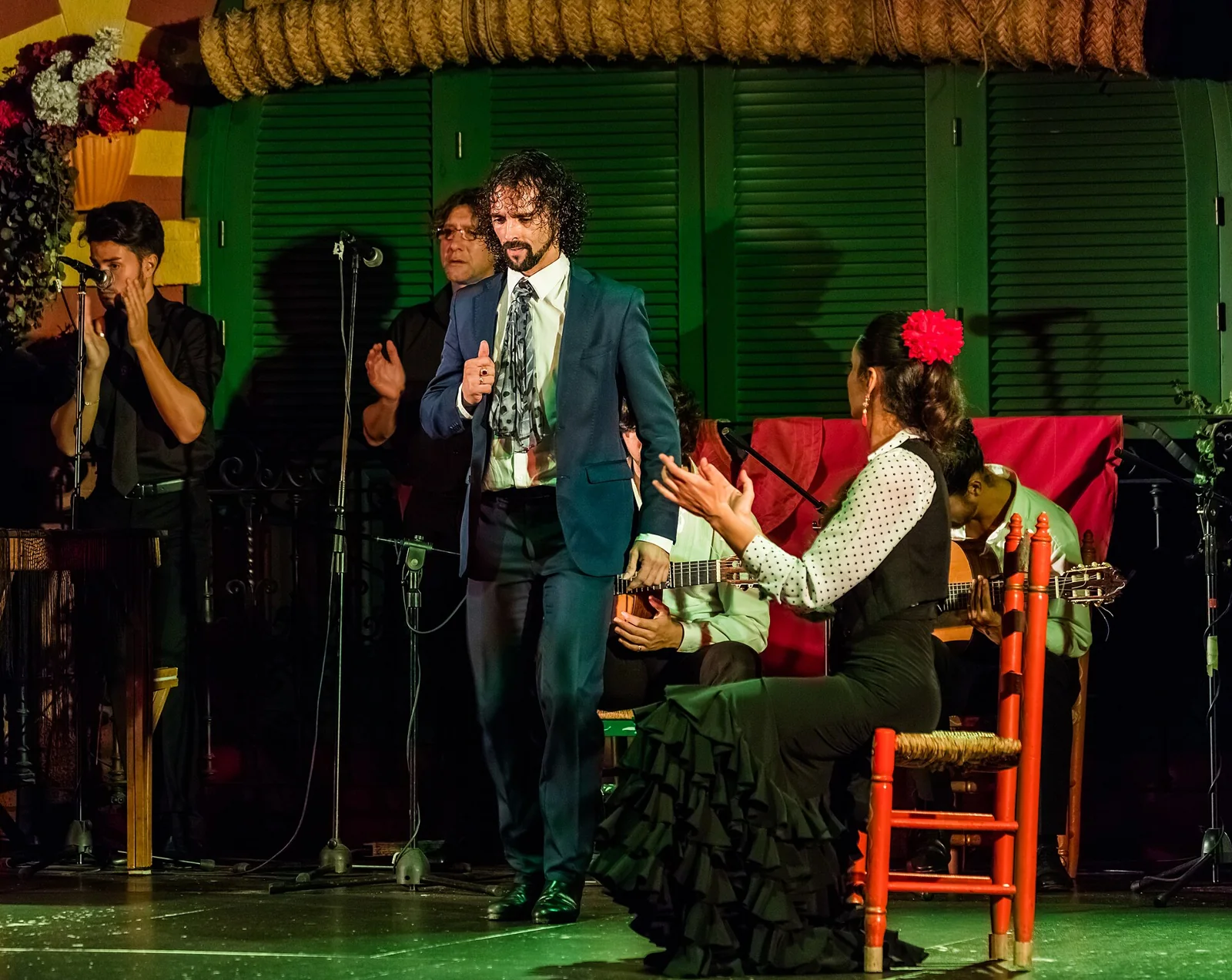 Cantante y guitarrista en una actuación de flamenco.