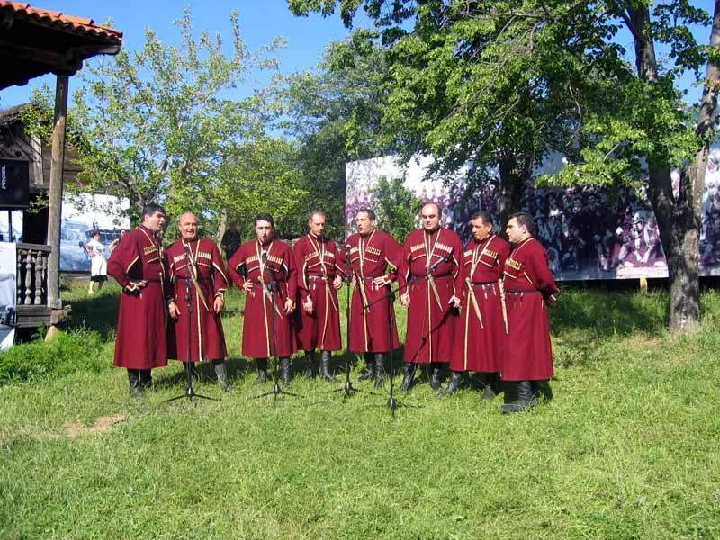 Integrantes del coro Rustavi cantando al aire libre.