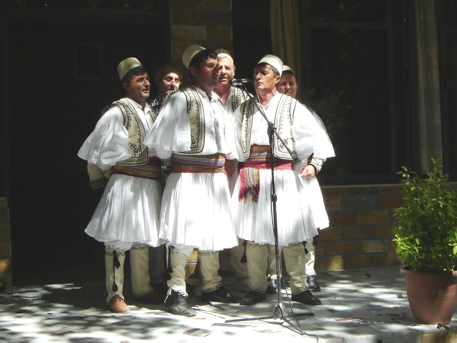Un grupo de cantores tradicionales de Skrapar.