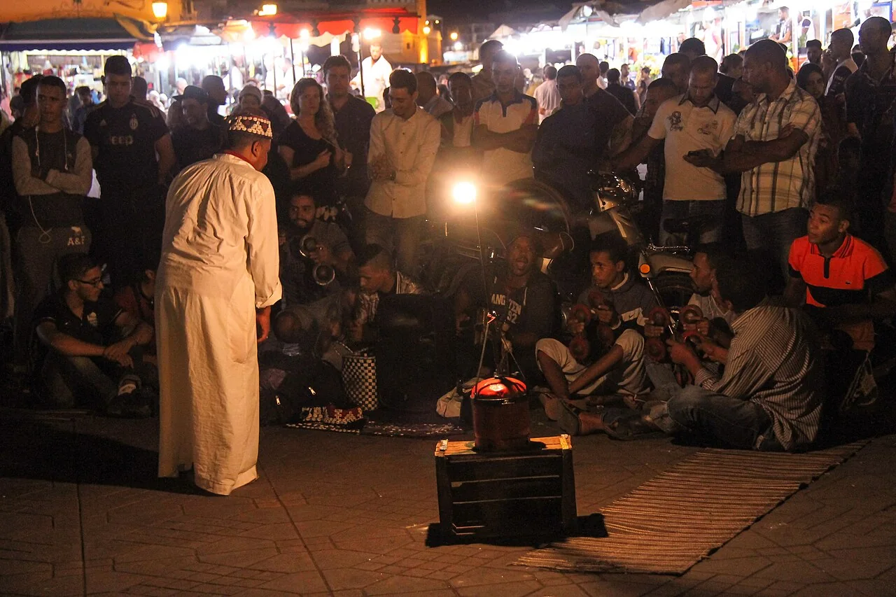 Un narrador rodeado de público en la plaza de Marrakech.